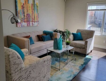 Elevate Your Home’s Appeal with Home Staging At TimeSquared, we bring years of experience in interior design and real estate to each staging project